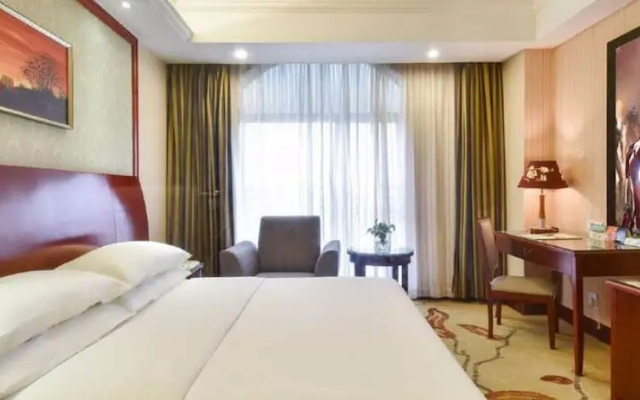 Vienna Hotel Shenzhen Bao'an Fanshen Metro Station