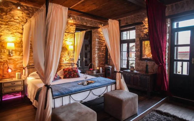 Dafni 65 · Antique Luxury Suite 65sq.m.