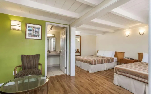 Econo Lodge Inn & Suites