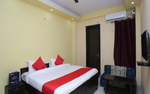 OYO 28172 Hotel Golden Palace