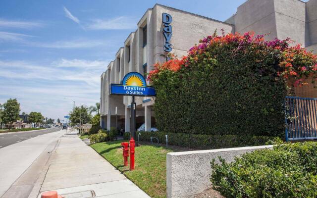 Days Inn by Wyndham Orange Anaheim 1