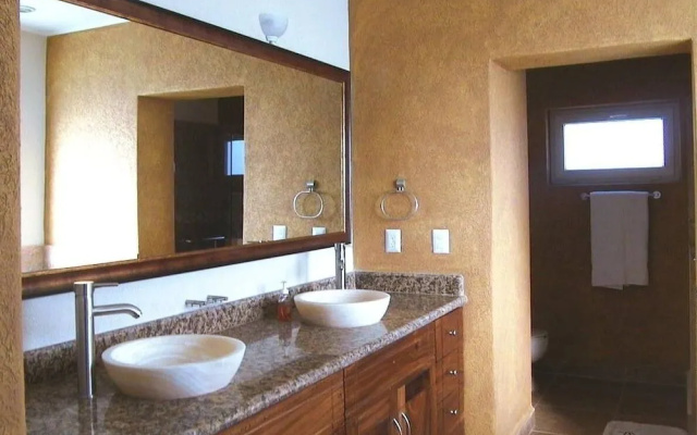 "absolute Beachfront Luxury Condo With Great Views!"