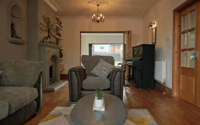 Modern Spacious House - Sleeps 16, Free Parking, Sun Terrace