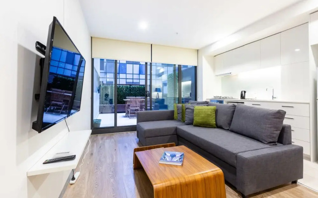 Raphael 2Bdr Carlton Apartment