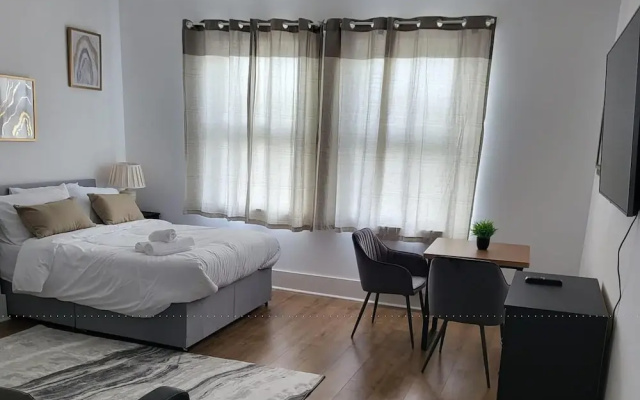 1 Bed Flat - Sleeps 3 - Parking - Wifi