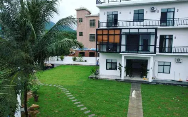 Wanning Yellow&White Homestay