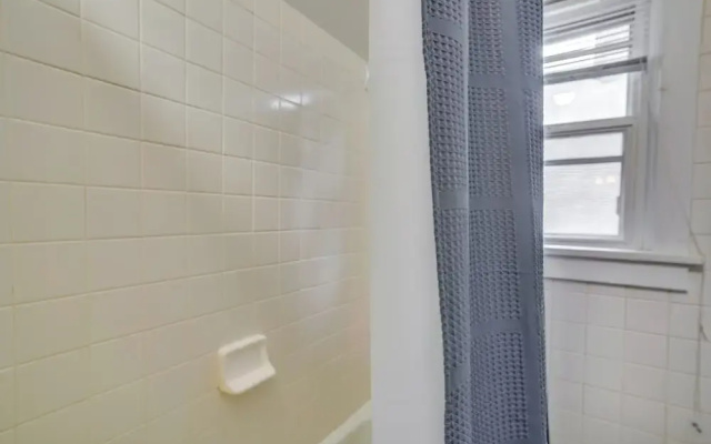 Cozy Minneapolis Apartment, 1 Mi to Downtown!