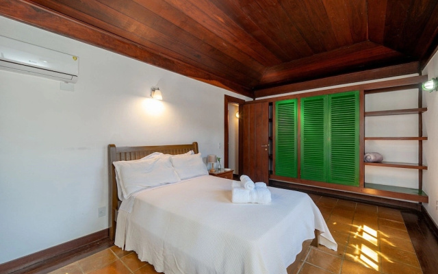 Casa com Cinco Quartos Pé na Areia