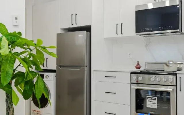 Modern 2BR Retreat | Marpole Near YVR