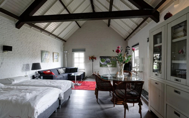 Room-room to Rent With own Entrance, liv