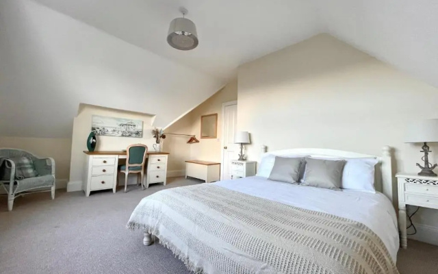 Regal Retreat Modern 2 bed apartment 400m from sea