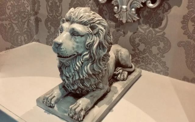 The Lion'S Den On Royal Street