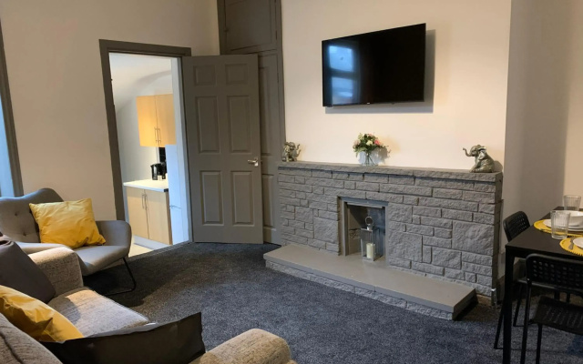 Rectory - Lovely 4 bedroom maisonette Gateshead free parking