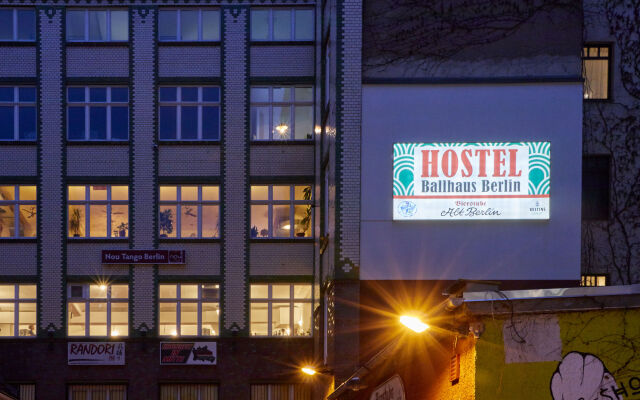 Отель Ballhaus Berlin Hostel Германия, Берлин - 2 отзыва об отеле, цены и фото номеров - забронировать отель Ballhaus Berlin Hostel онлайн вид на фасад