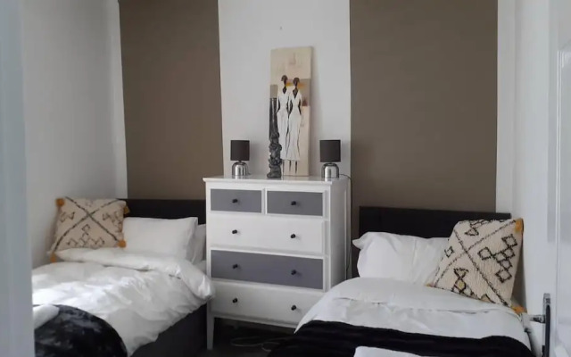 Lovely 3-bed House in Bridgend 7min From Porthcawl