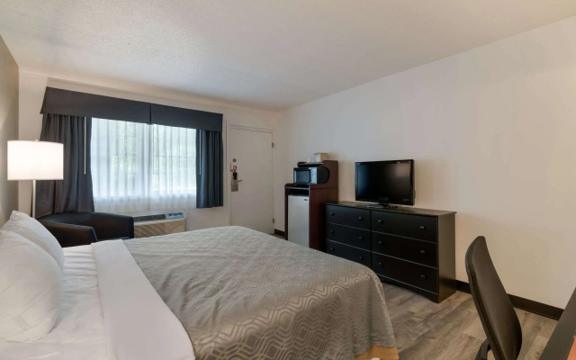 Econo Lodge Auburn I-95