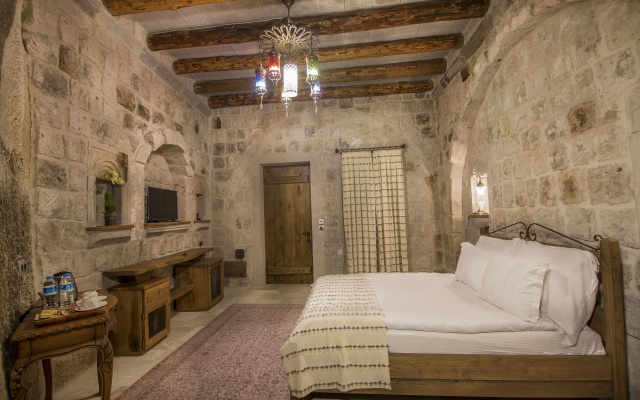 Hera Cave Suites