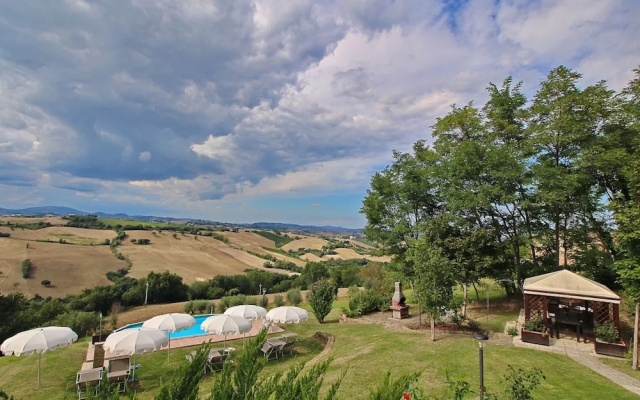 Flat in Piticchio With Scenic Views & Pool
