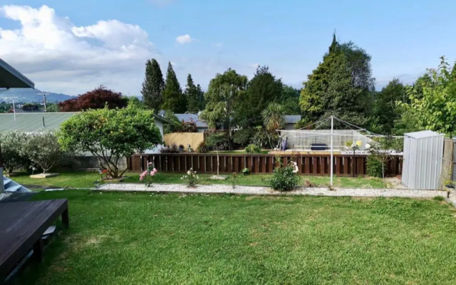 Spacious Utuhina Holiday House