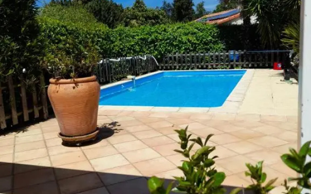 Charmant Studio Avec Piscine .
