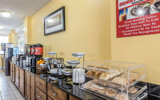 Econo Lodge Byron near Historic District - Warner Robins