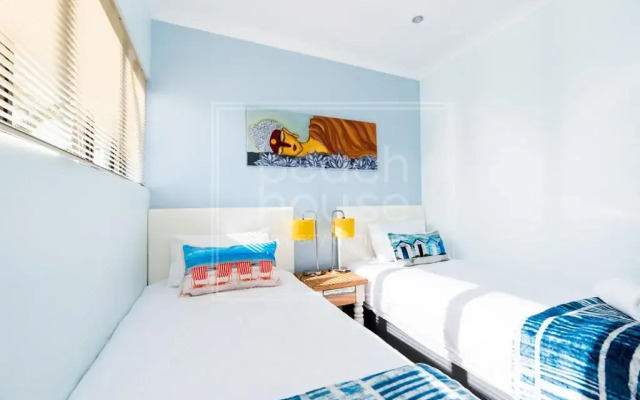 Warm Contemporary 2-bedroom apartment- Blouberg, Cape Town