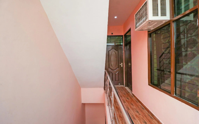 OYO 76432 Apsra Inn