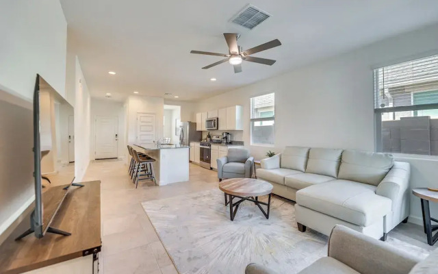 Maricopa Home w/ Putting Green & Covered Patio!