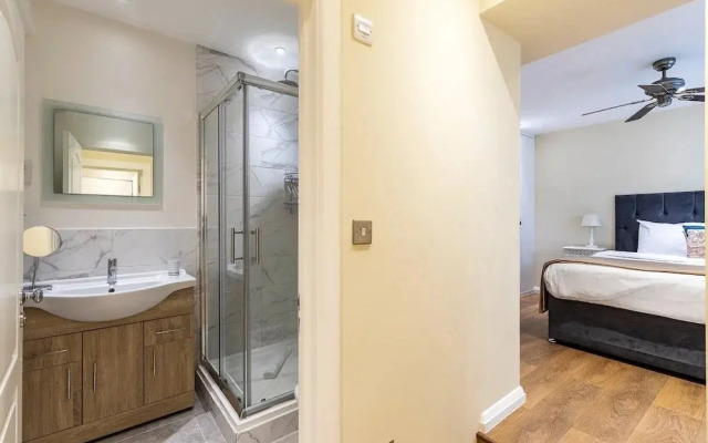 Elegant Two Bedroom Flat in Redcliffe Gardens