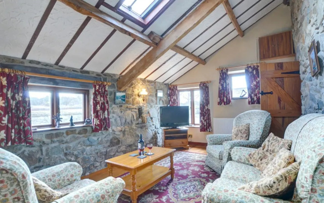 Cozy Holiday Home in Llanfaglan near Sea