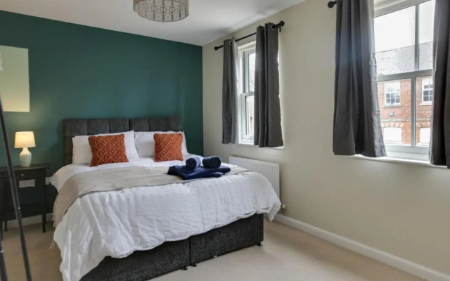Beautiful Two Bedroom Coach House - Free Parking & Netlfix