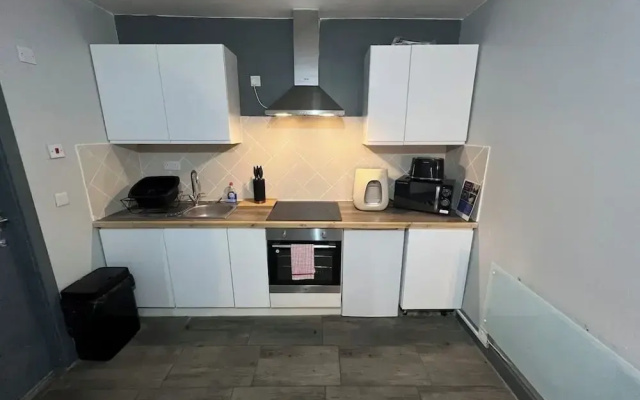 One Bed Apartment - Amazing Town Centre Location
