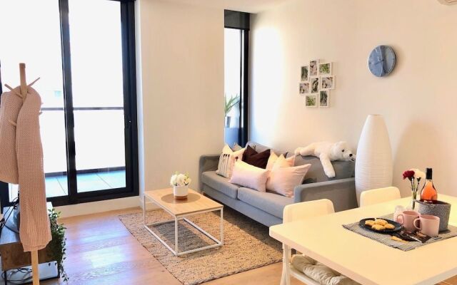 Deluxe and Brand New Lakeside Apartment