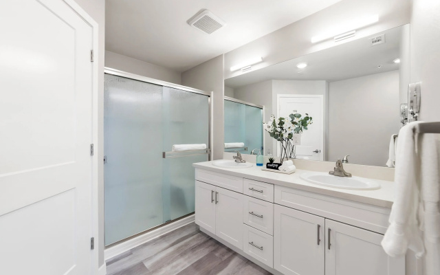 Chic Apt w Jacuzzi Pool BBQ Mountain Views