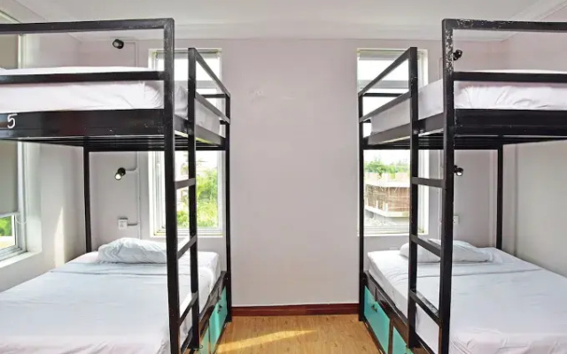 Mad Monkey Hostel Kampot
