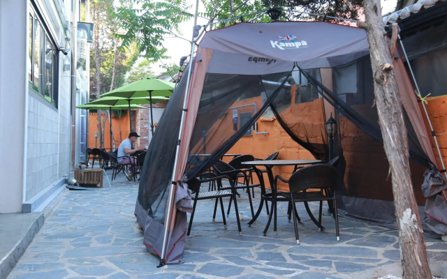 88 Guesthouse & Cafe