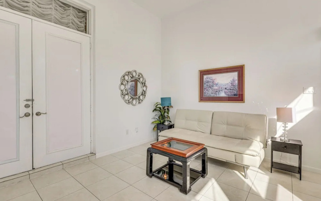Near Apollo Beach! Bright Apt w/ Essentials