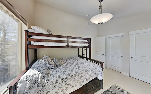 68jwdiq5 2 Bedroom Condo
