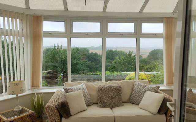 Split Level Bungalow - Sleeps4 - Close to Walks