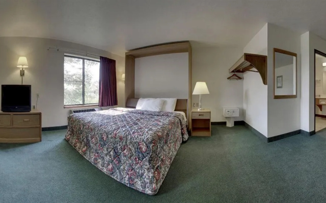 Super 8 Motel - Shawano
