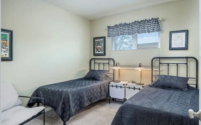 2BR Home w/ Fireplace, Streaming, Dogs Allowed