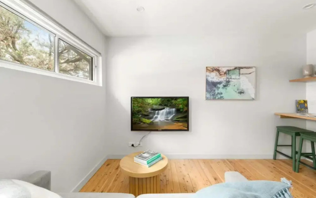 Modern 1-bed Pad Minutes Away From Beach