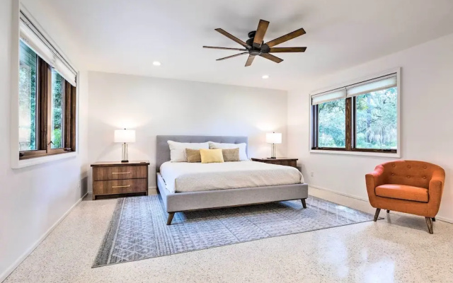 Mid-century Dream Home < Half-mile to Beach!