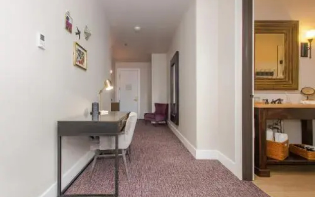The Dundee - A Trace Hotel