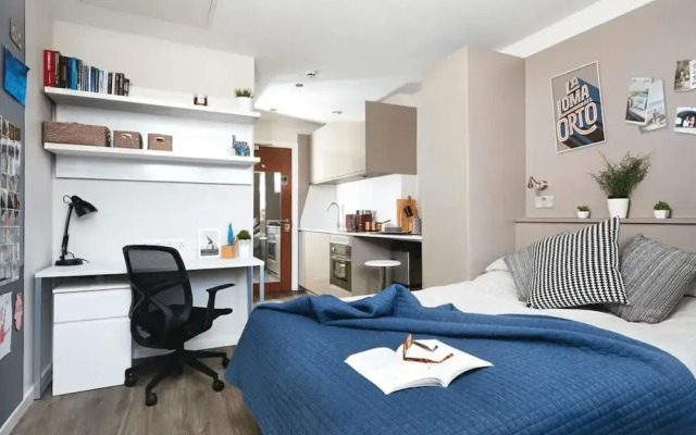 Student Only Vita Crosshall Street
