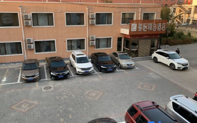 Junyi Hotel (Tongliao Horqin Avenue Wholesale City)