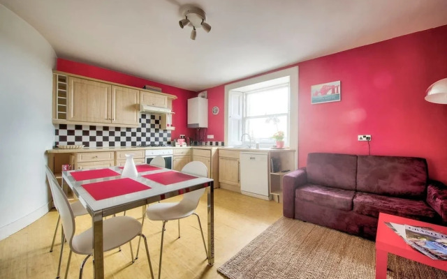Top Floor 3BR Apt Near Edinburgh Castle