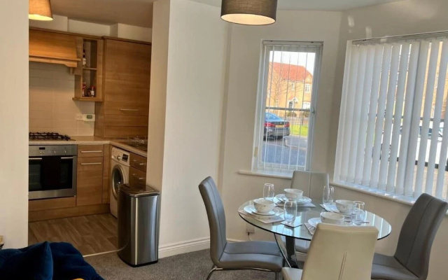 Lovely 2 Bedroom Apartment, 2 Bathrooms Parking