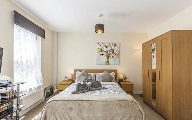 Greyhound Road Rooms