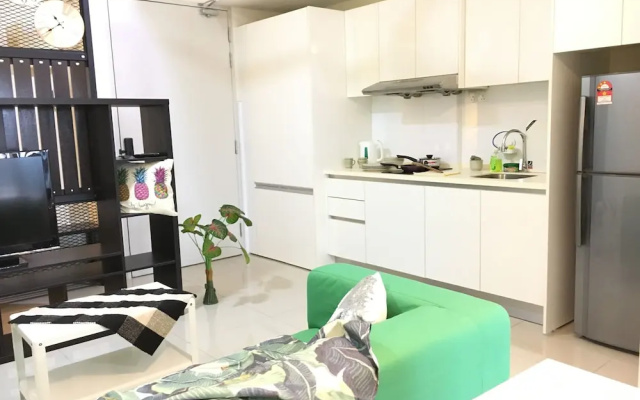 Suria Jelutong Cozy Studio by BeeStay